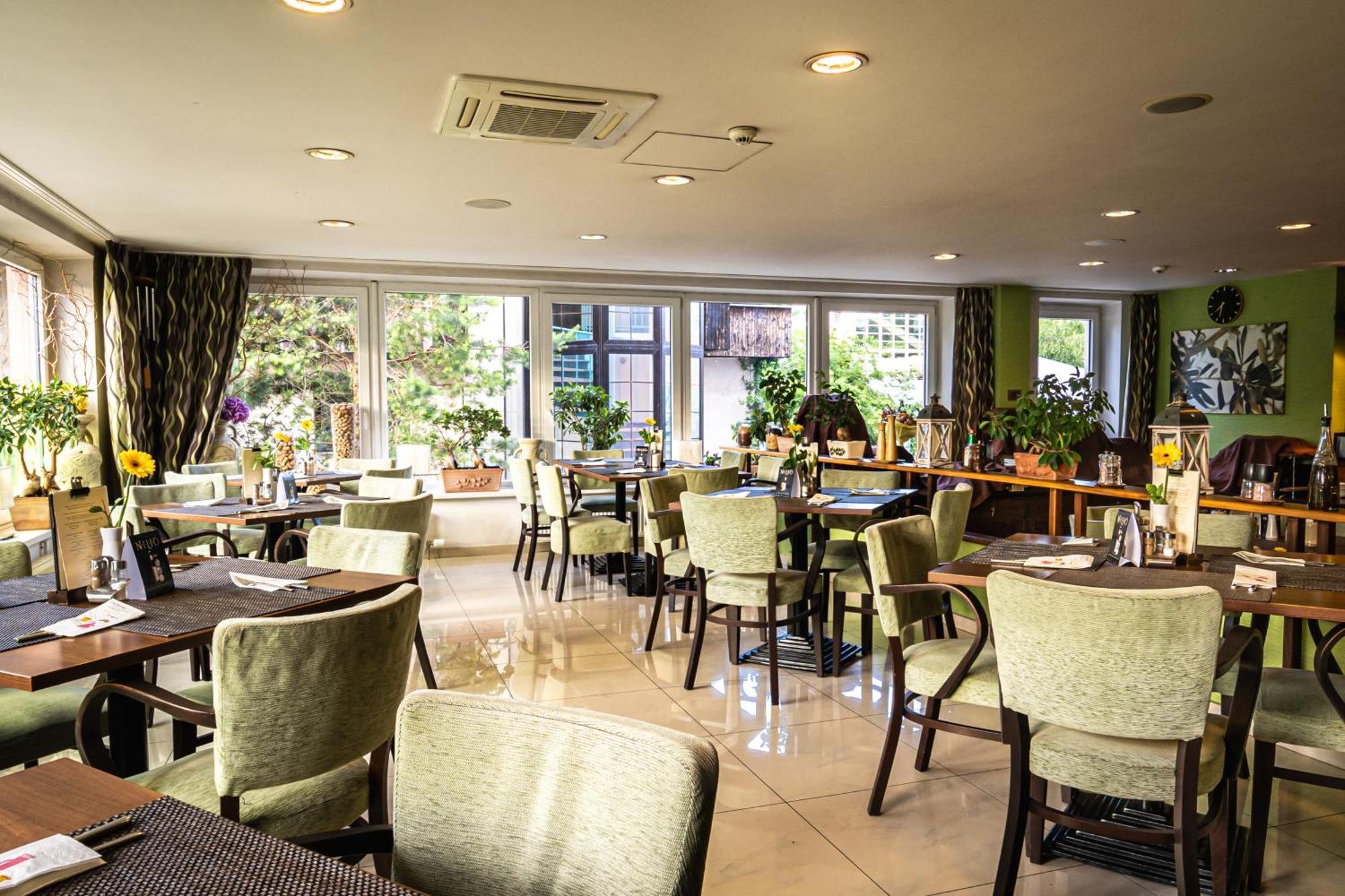 Premium Business Hotel Bratislava Buitenkant foto