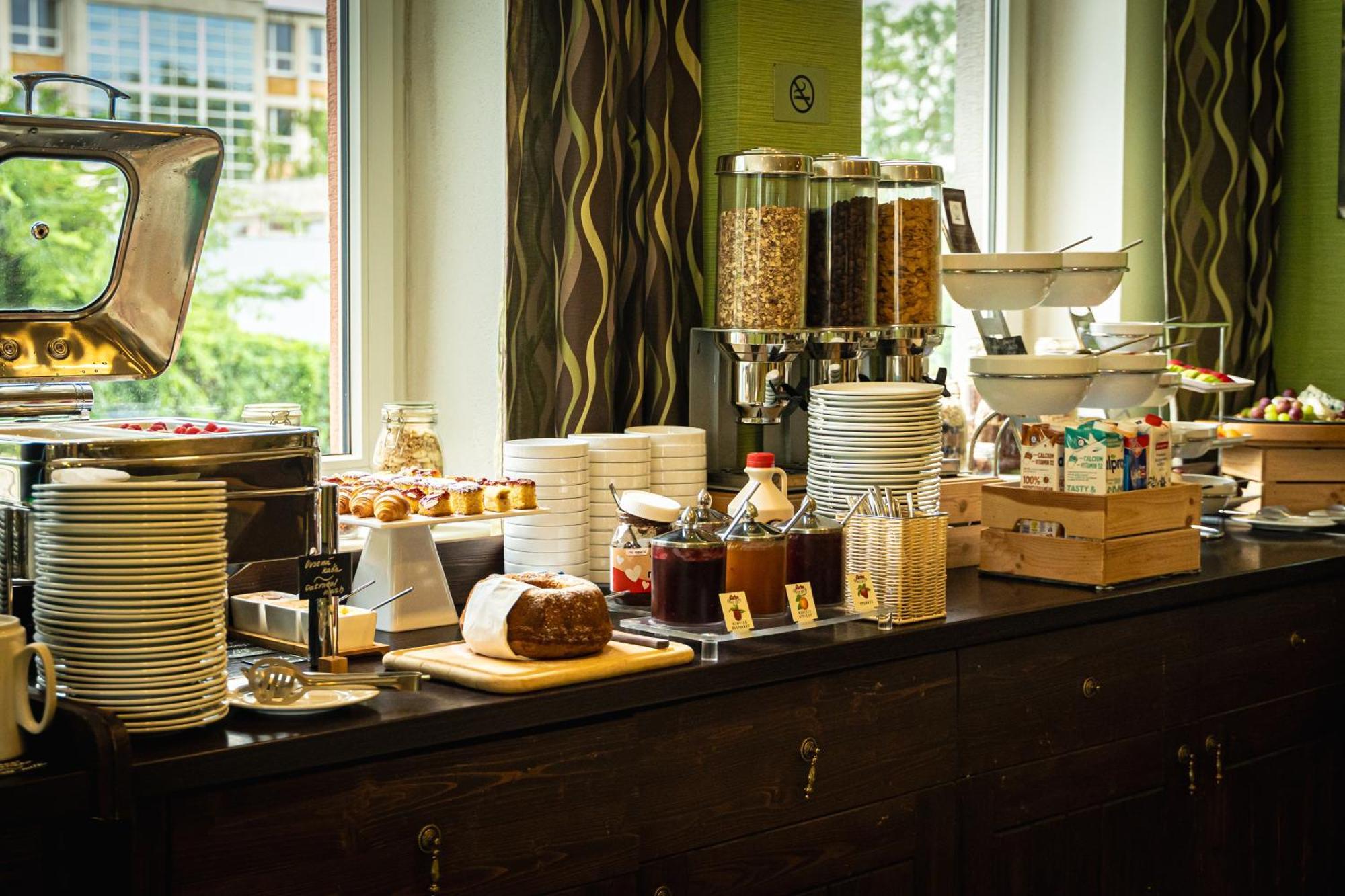 Premium Business Hotel Bratislava Buitenkant foto