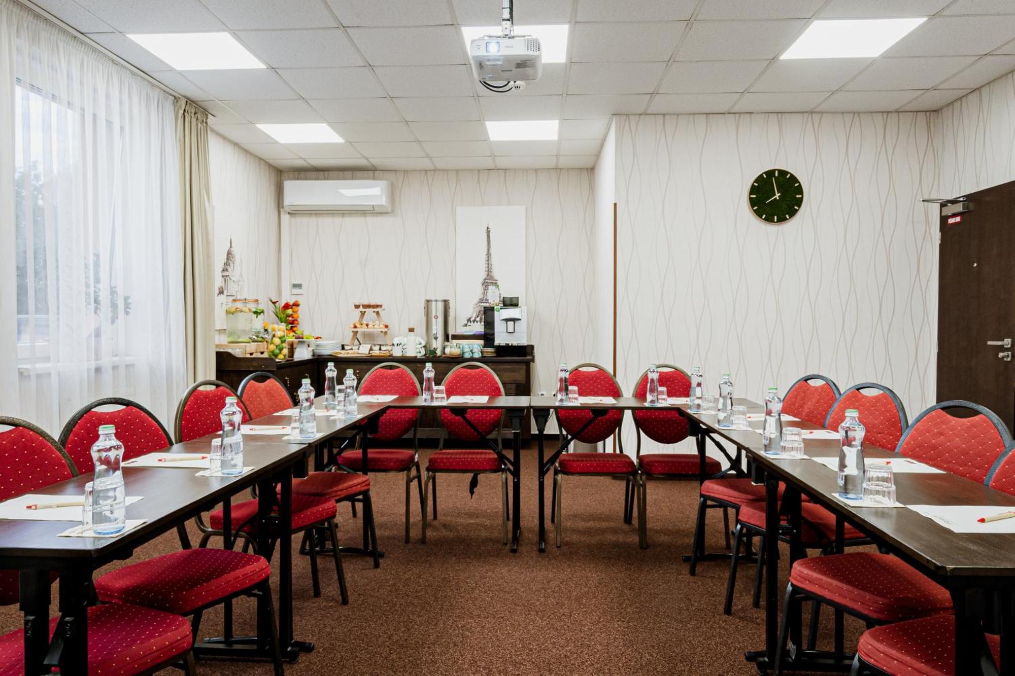 Premium Business Hotel Bratislava Buitenkant foto